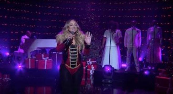 Mariah Carey canta “All I Want For Christmas Is You” na TV; assista