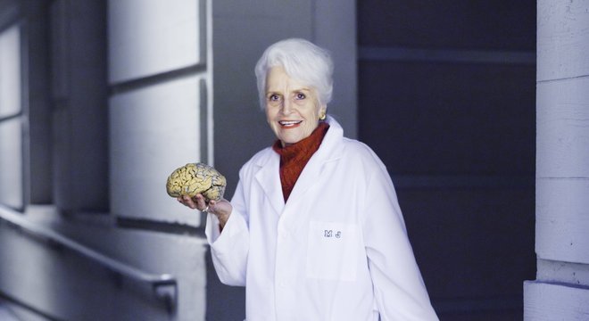 Na caixa com estampa floral para chapéu, Diamond levava cérebros