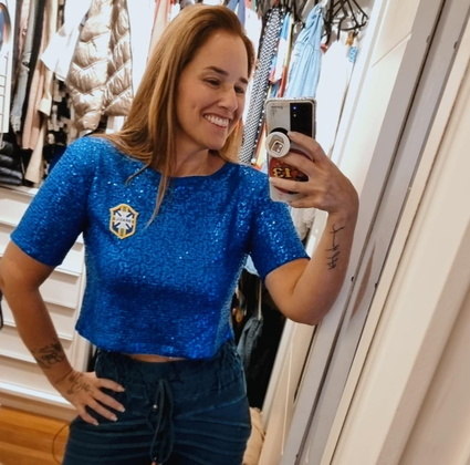 Mariana Belém escolheu uma versão toda brilhante da camisa azul do Brasil. 