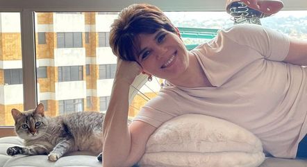 Mariana Godoy e a gata de que é tutora, Zelda