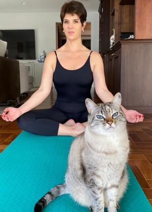 Mariana Godoy tem a companhia da gata, Zelda, durante a ioga