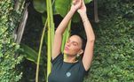 A atriz e apresentadora Mariana Rios escolheu uma versão diferente da camisa do Brasil. A peça é um modelo cropped em tom verde escuro 