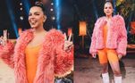 Falando em look fashion e confortável, na terça-feira (19), Mari deu um show de estilo! Para apresentar a Super Atividade, ela combinou um macacão de ginástica na cor laranja com um casaco de pelúcia rosa e botas brancas