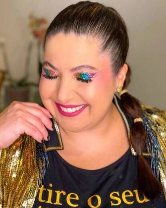 Mariana Xavier provou que no Carnaval todos podem ser livres com uma maquiagem toda colorida, imitando um arco-íris