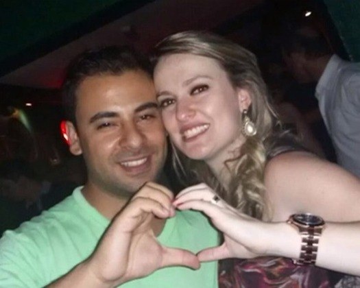 A foto mostra um casal feliz, com uma vida estável e dois filhos gêmeos, mas uma discussão por causa de futebol mudou o rumo desta família. Em janeiro de 2021, o empresário Leonardo Souza Ceschini matou a esposa, Érica Fernandes Alves Ceschini, após ela ter comemorado o título conquistado pelo Palmeiras, time do coração dela. O homem, corintiano, não gostou, esfaqueou e matou a mulher