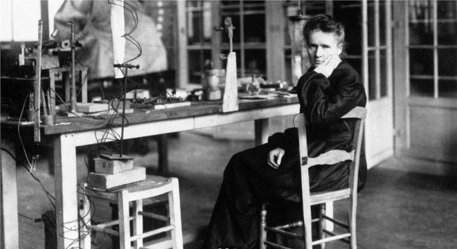 Marie Curie foi a primeira mulher a ganhar um Prêmio Nobel de Física, em 1903; ela compartilhou o prêmio com o marido Pierre