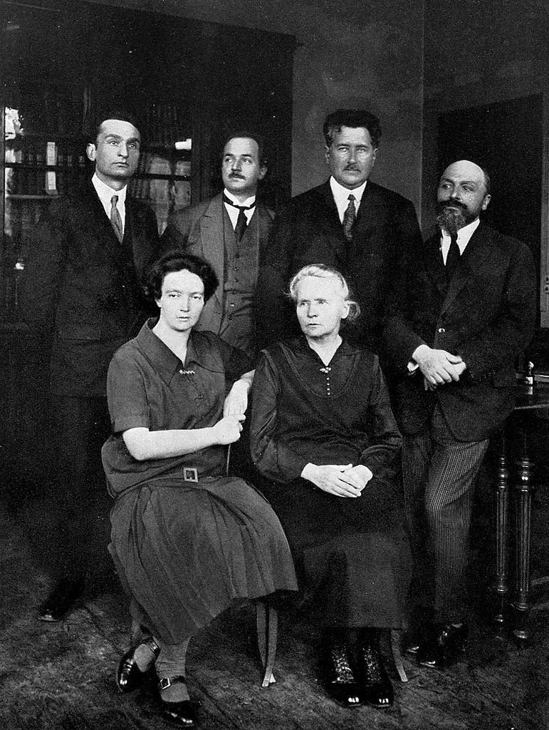 Marie Curie com a filha e outros colegas do Instituto de Rádio de Paris