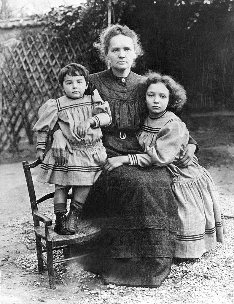 Marie Curie com as filhas — Irene nasceu em 1897, e Eve em 1904