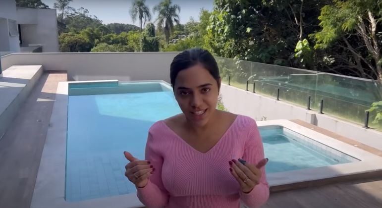 A área de lazer é um dos pontos altos. A mansão tem uma grande piscina com vista para as árvores, e Mariely disse que ela irá reformar esse espaço, pois quer uma piscina aquecida e com hidromassagem