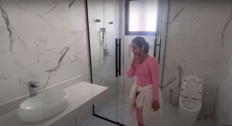 A influenciadora mostrou os banheiros da casa, todos revestidos de mármore, com chuveiros a gás e duchas higiênicas nas privadas