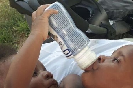 Como outras crianças de dois anos, as gêmeas brincam, riem e cantam

