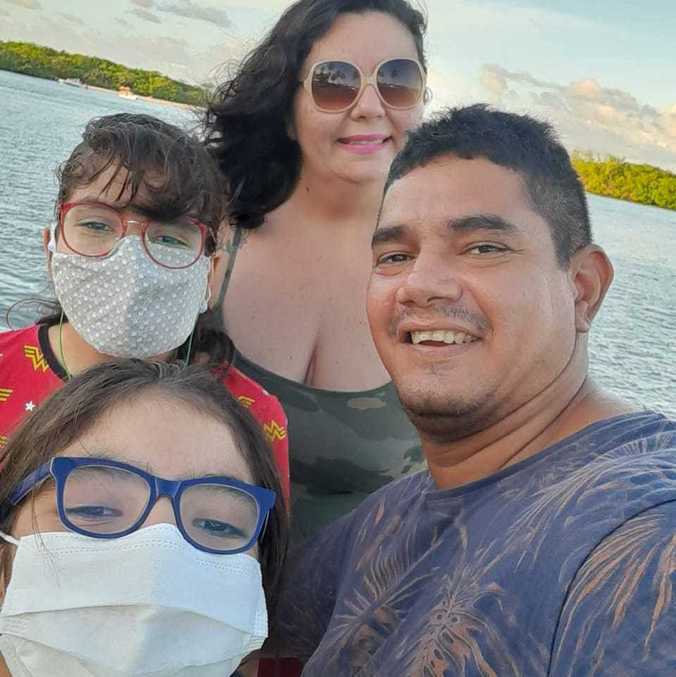 Marília e Manoel Gustavo com as filhas, Lua e Mel