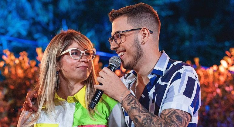 Mulher critica irmão de Marília Mendonça por ele 'estar bem feliz'

