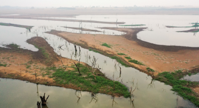 Lagoas e troncos estão aparentes no reservatório da hidrelétrica de Marimbondo