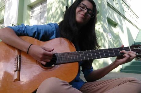 Segundo a mãe, Marina adorava tocar violão (Arquivo Pessoal)