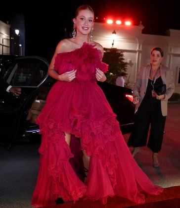 Antenada, Marina Ruy Barbosa usou vestido de gala na cor de 2023 na cerimônia de abertura do Red Sea International Film Festival, em Jeddah, na Arábia Saudita. O evento aconteceu no dia 1º de dezembro
