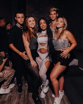 Na última quarta-feira (20), o casal curtiu um show da funkeira MC Mirella, ao lado de Sofia Liberato, gêmea de Marina, e o namorado dela