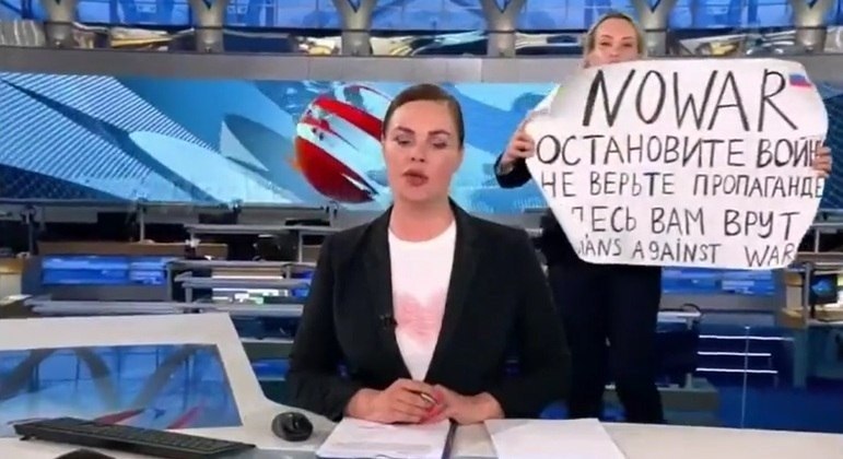 Marina Ovsyannikova, que aparece atrás da apresentadora na imagem, protestou contra a invasão russa