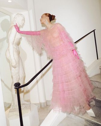 Marina Ruy Barbosa escolheu um vestido rosa transparente e cheio de babados para o Festival de Cannes deste ano