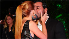 Assumiram! Marina Ruy Barbosa beija namorado milionário em evento no Rio
