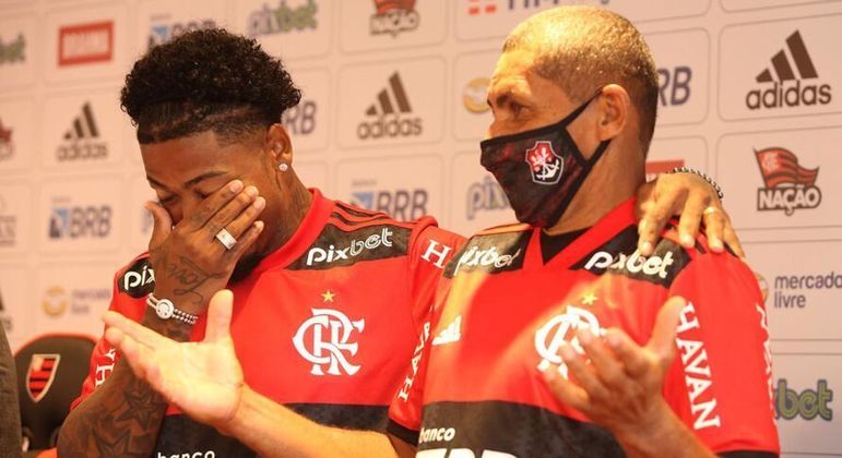 Marinho chora na sua apresentação no Flamengo, ao lado do pai. A felicidade virou tristeza