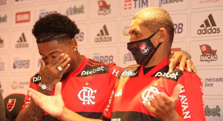 Marinho não contém as lágrimas diante do seu pai, na apresentação como jogador do Fla