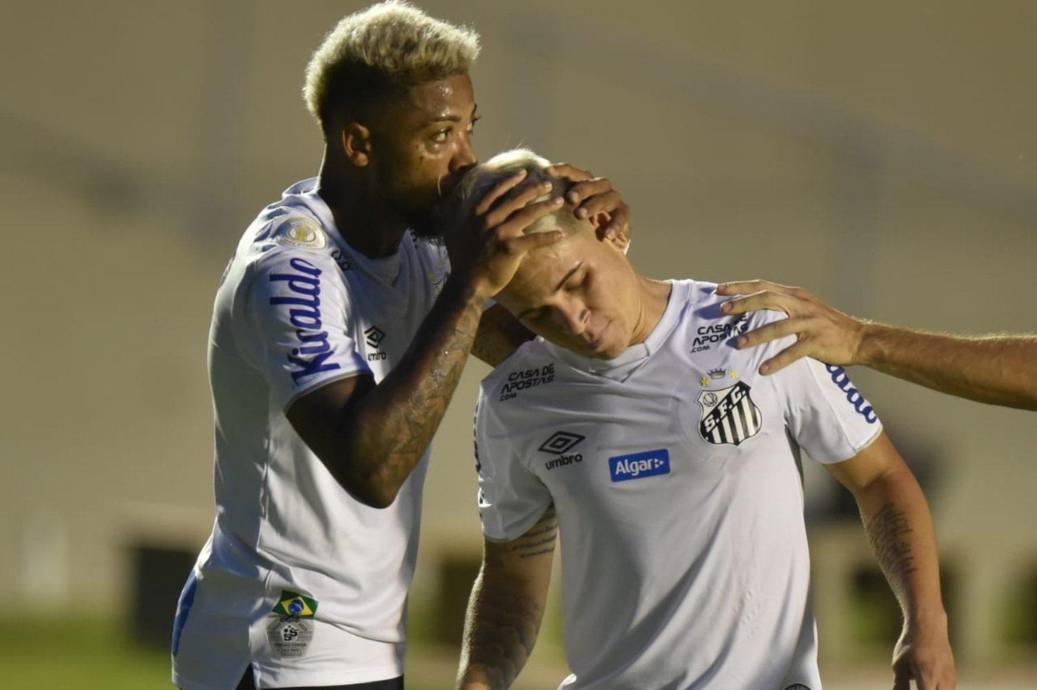 Marinho e Soteldo. Santos terá de vender suas maiores estrelas. Dívidas sufocam o clube