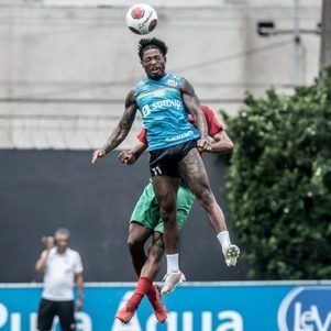 Marinho disputa lance em jogo-treino no CT Rei Pelé