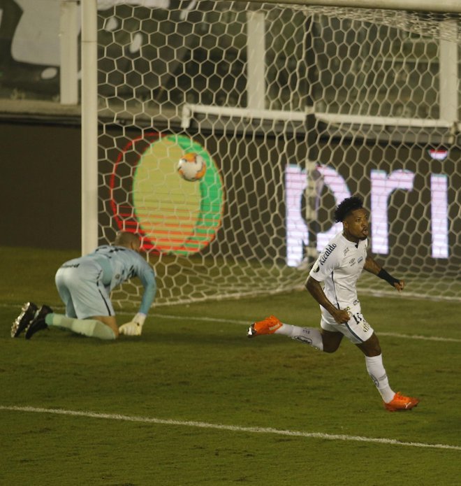 Marinho, melhor jogador do Brasil, deixou sua marca. Jogou bem e fez o seu gol