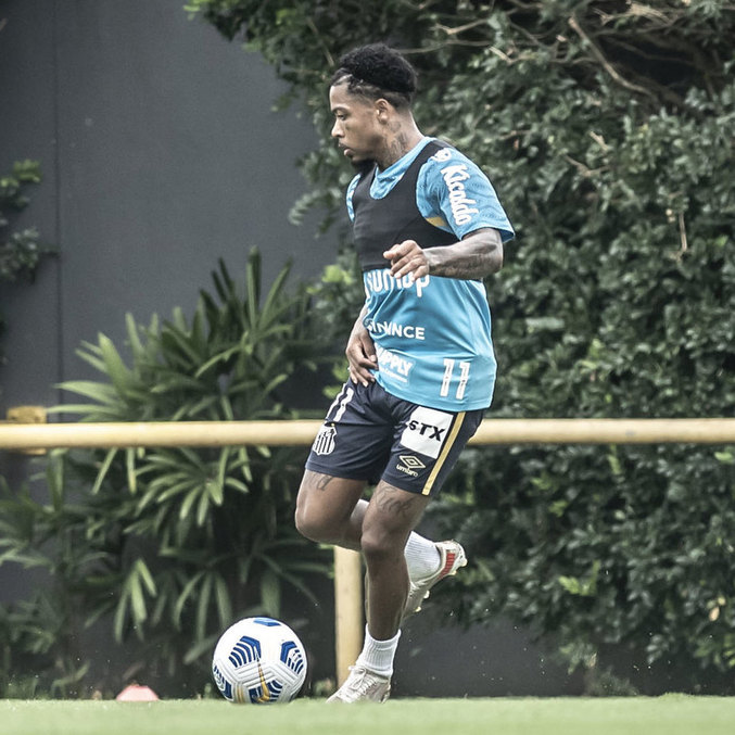 Liberado, atacante Marinho já treina com bola no CT do  Santos