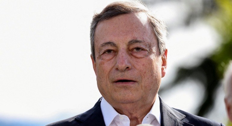 Mario Draghi (foto) enfrenta resistência de Sergio Mattarella diante de renúncia ao cargo
