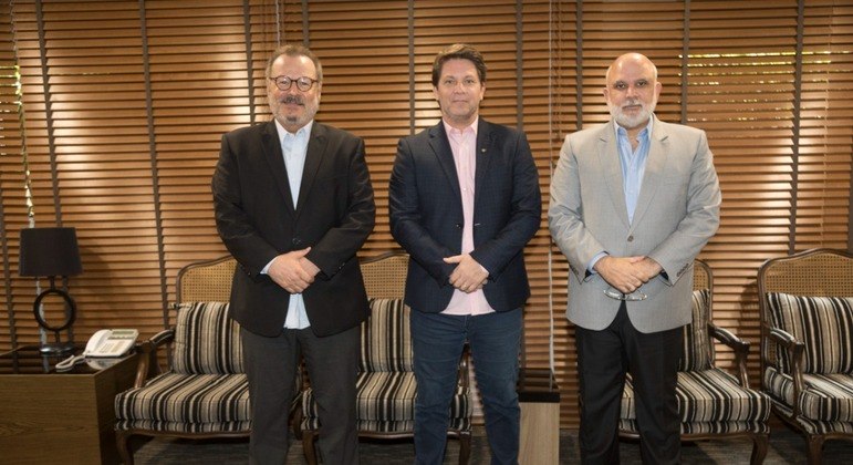 O diretor de Governança, Hiran Silveira, o secretário Mario Frias e o CEO da emissora, Marcus Vinicius Vieira