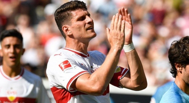 Mario Gomez - O atacante alemão começou a sua carreira no Stuttgart em 2005, e ficou no clube até 2009 quando foi contratado pelo Bayern de Munique, por cerca de 30 milhões de euros. Após sair dos Bávaros, Gomez rodou por Fiorentina, Besiktas e Wolfsburg, até retornar ao Stuttgart em 1º de janeiro de 2018