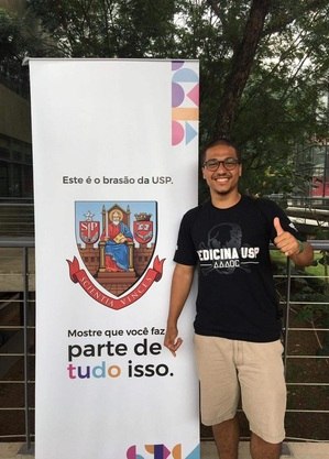 Tem gente que não lava a louça sem ouvir minha aula', diz professor de  história do  - Notícias - R7 Educação