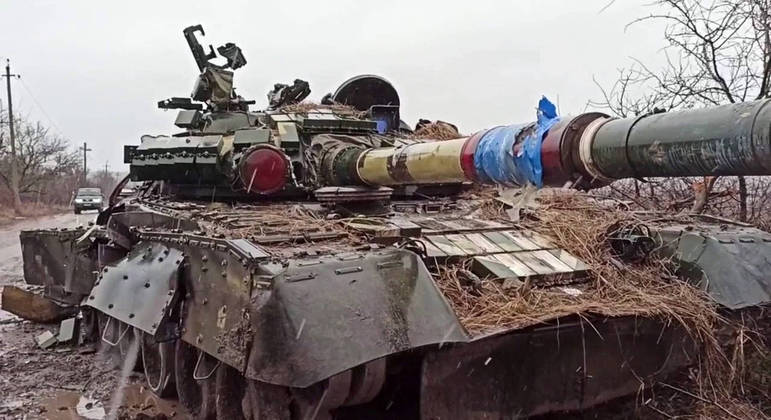 Tanque ucraniano destruído no assentamento de Gnutovo, nos arredores de Mariupol
