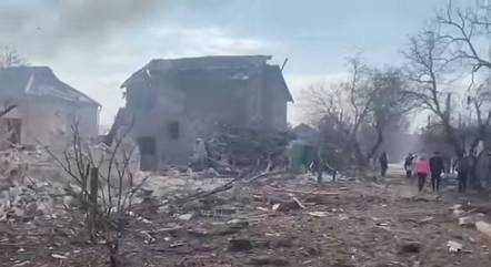 Área residencial em Mariupol devastada por bombardeio russo