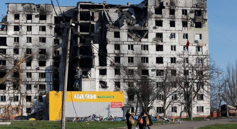 Prédio em Mariupol foi parcialmente destruído por bombardeio durante a guerra