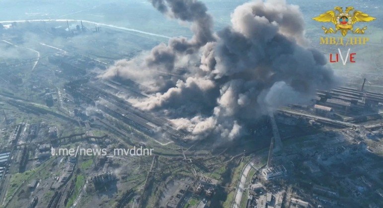 Vista aérea de um possível bombardeio no complexo de Azovstal, em Mariupol