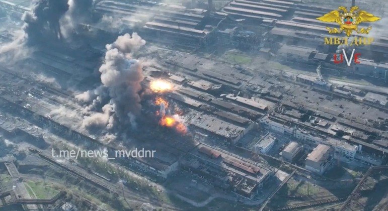 Vista aérea de um bombardeio no complexo de Azovstal, em Mariupol