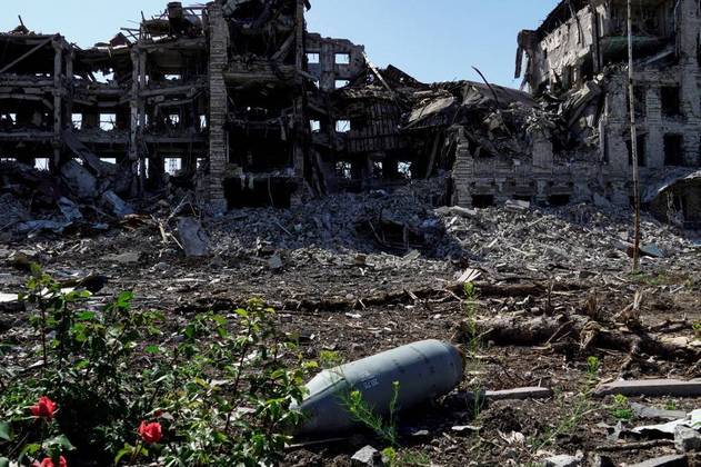 A cidade de Mariupol também ganhou destaque durante a guerra. Antes da invasão russa, cerca de 500 mil pessoas viviam na cidade, que ficou 90% destruída, segundo o prefeito. As autoridades locais registram mais de 20 mil mortos em consequência dos ataques, além da falta de água, comida e energia elétrica