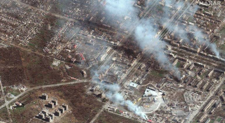 Imagem de satélite mostra prédios em chamas no leste de Mariupol