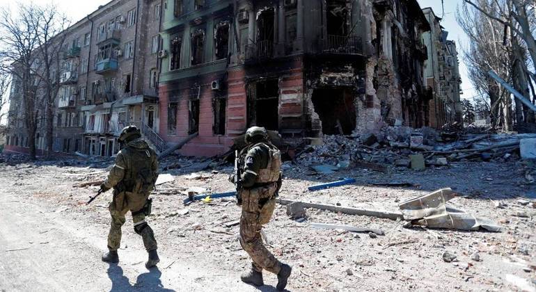 Membros do serviço de tropas pró-Rússia inspecionam ruas na cidade portuária de Mariupol
