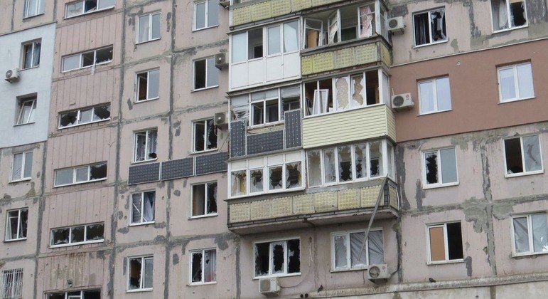 Edifícios ficaram danificados após bombardeio russo na cidade de Mariupol