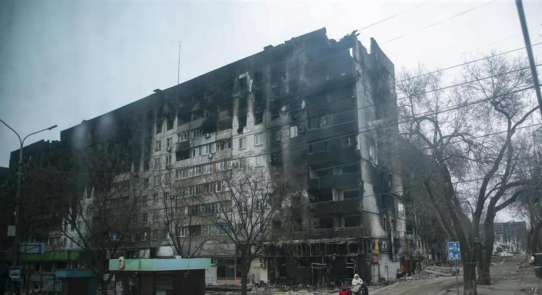 Área de Mariupol destruída por ataques da Rússia