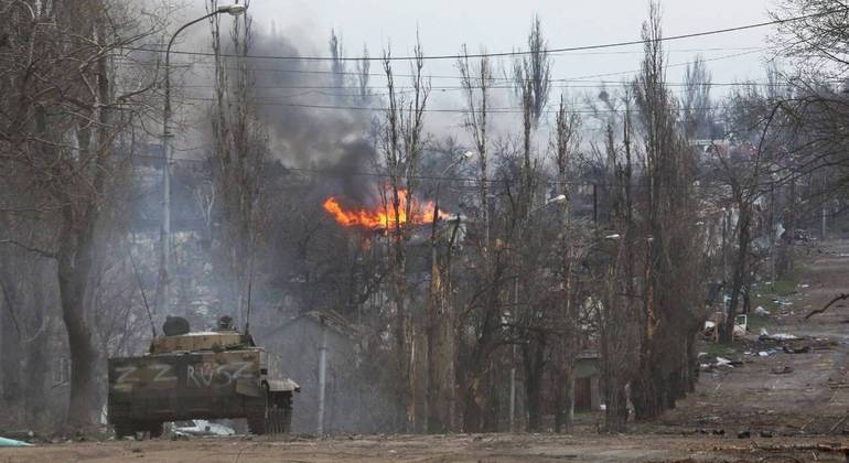 Veículo blindado de tropas pró-Rússia é visto em Mariupol