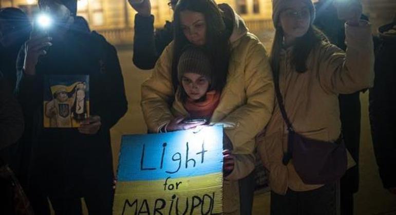 Pessoas participam da manifestação pela paz na Ucrânia, em Praga