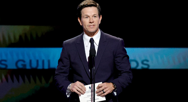 Mark Wahlberg anuncia o vencedor de Melhor Elenco no SAG Awards 2023