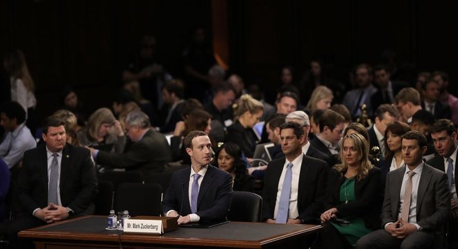 Zuckerberg teve de se submeter a perguntas de senadores americanos sobre o escândalo do Cambridge Analytics