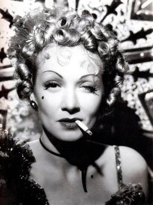 Marlene Dietrich foi outra, quase sempre com um cigarro na boca na personagem. 
