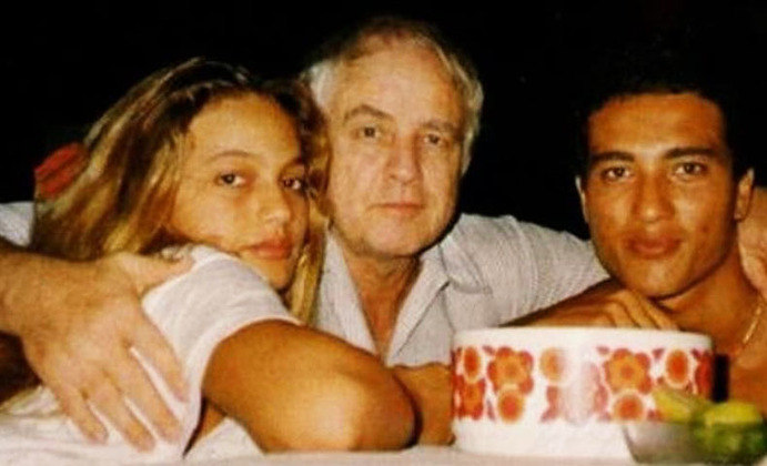 Marlon Brando - O ator americano, uma lenda do cinema, morto aos 80 anos (2004), teve 3 casamentos seguidos de divórcios (o último em 1972). Viveu muitos relacionamentos e, no testamento, reconheceu 11 filhos! 